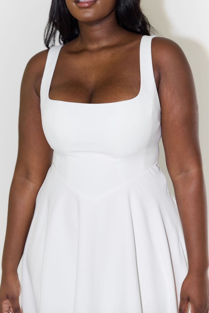 Ärmelloses Damen Midikleid mit femininem V-Ausschnitt, ideal für elegante Anlässe.
