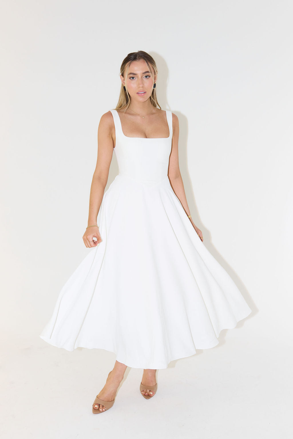 Elegantes Damen Midikleid mit V-Ausschnitt und Taillierung, perfekt für Abend und Party.