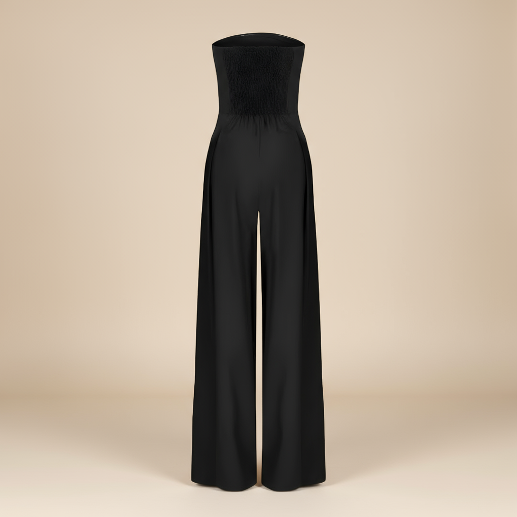 Eleganter Damen Jumpsuit in Beige, tailliert & trägerlos. Weitbeinige Abendmode für besondere Sommeranlässe.