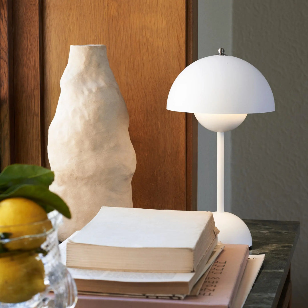 Stilvolle LED Tischlampe, dimmbar, kabellos, perfekt für Innenbeleuchtung und Büroleuchte.