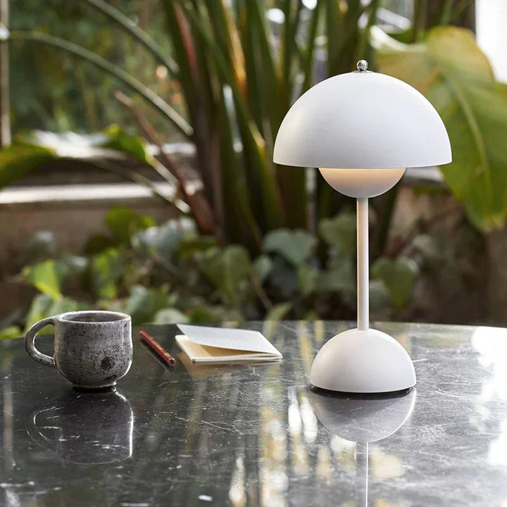 Moderne dimmbare LED Tischlampe, kabellos, für stilvolles Ambiente und gemütliches Stimmungslicht.