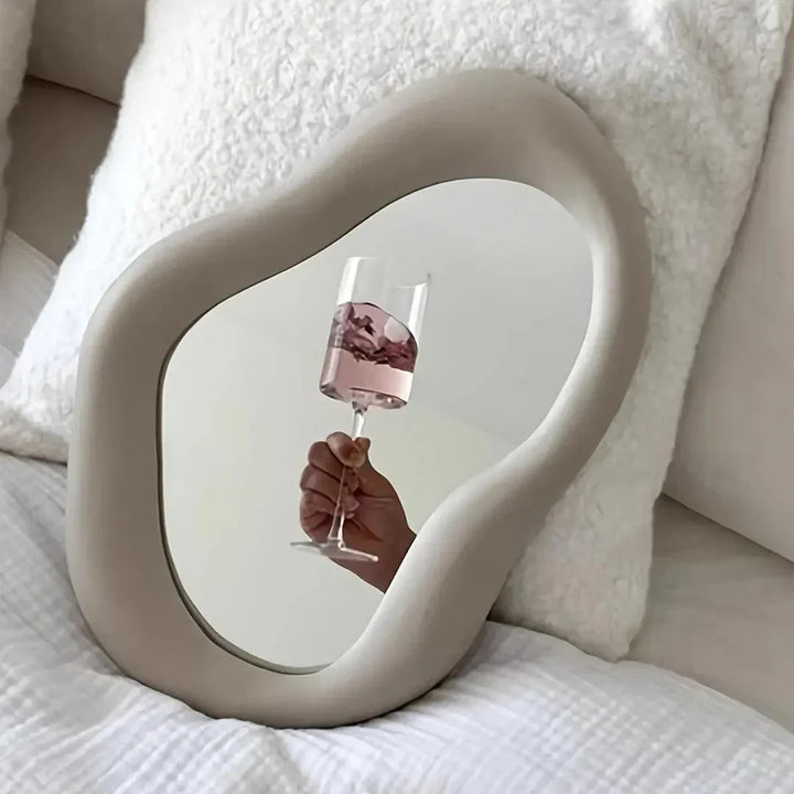 Weißer verzerrter Wandspiegel, ein stylisches Wohnaccessoire für modernes Wohnen in Flur oder Schlafzimmer.