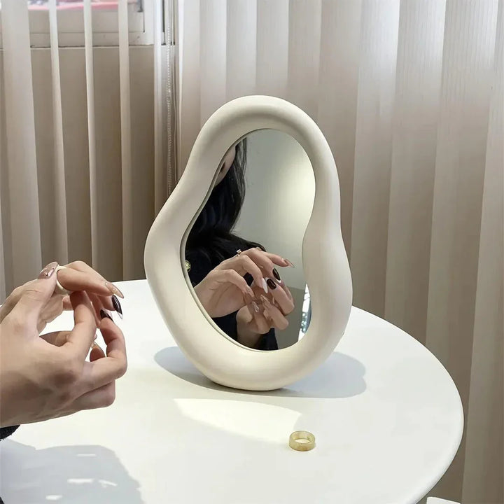 Einzigartiger, verzerrter Wandspiegel schafft optische Effekte. Perfekt als Design-Spiegel fürs Wohnzimmer.