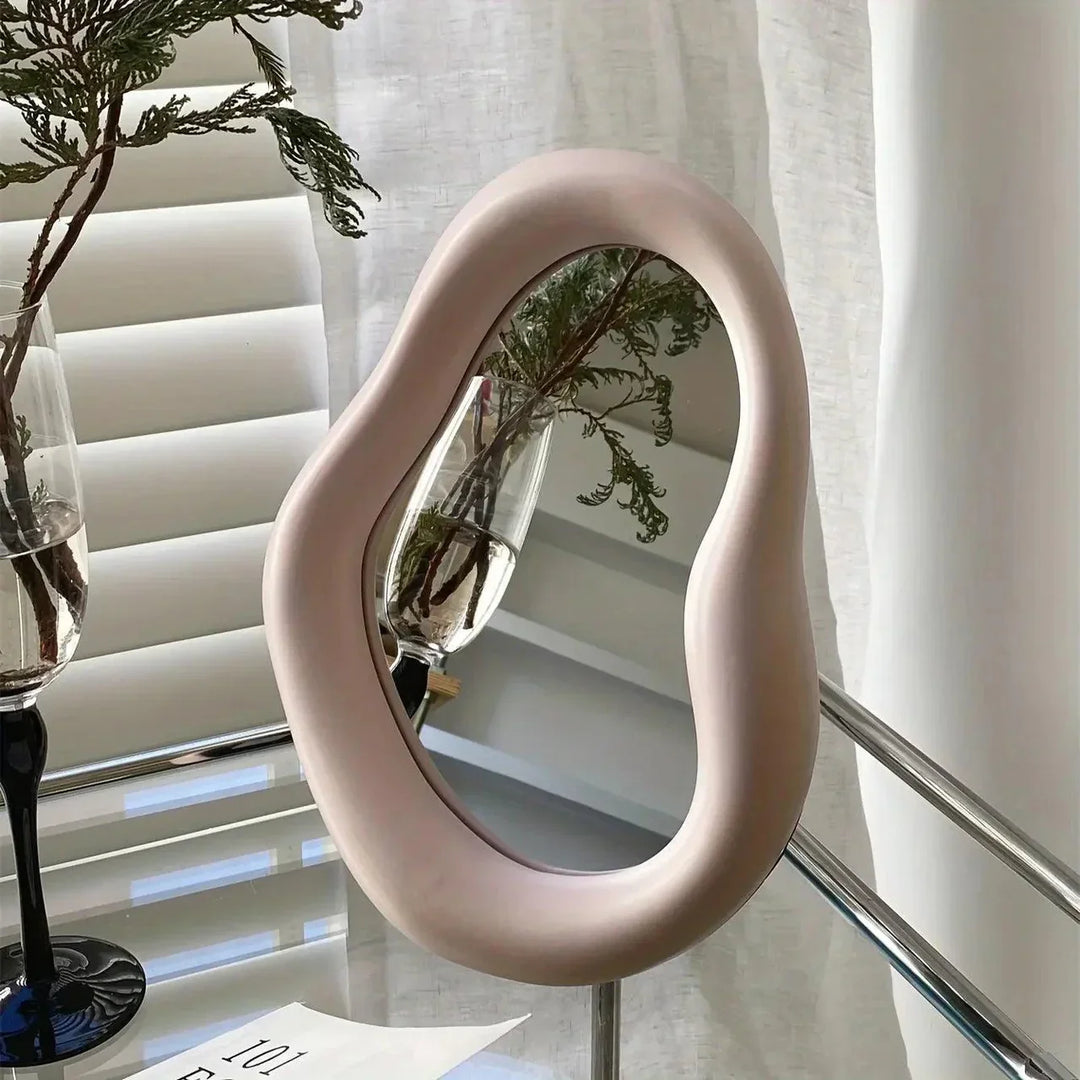 Rosa verzerrter Wandspiegel, ein kunstvoller Design-Spiegel, der jedem Raum modernes Flair verleiht.