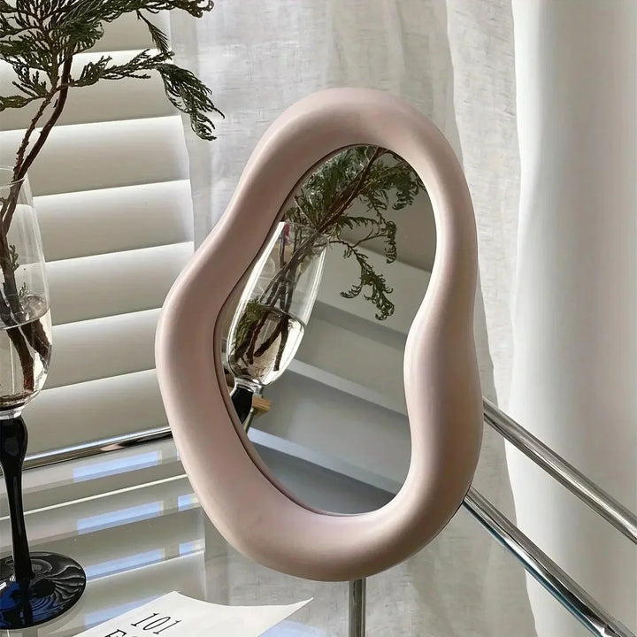 Rosa verzerrter Wandspiegel, ein kunstvoller Design-Spiegel, der jedem Raum modernes Flair verleiht.
