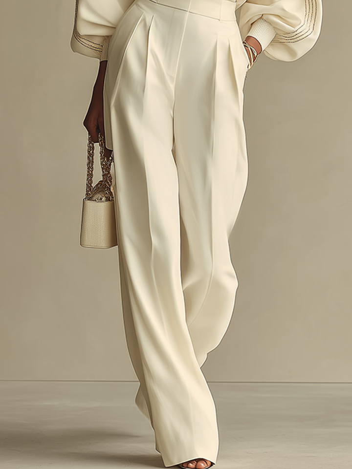 Modisches elfenbeinfarbenes Damen Komfort Set, zweiteiliger Anzug mit Oberteil und Hose, vielseitig tragbar.