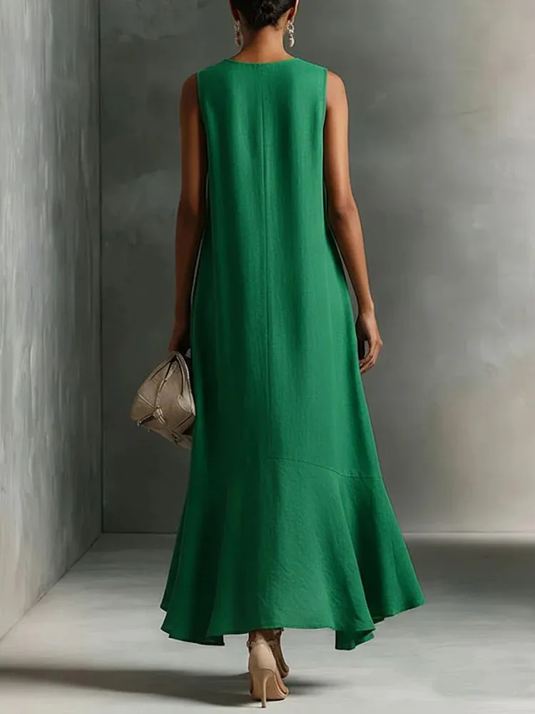 Nahaufnahme des eleganten V-Ausschnitts am ärmellosen, figurumspielenden Damen Maxikleid.