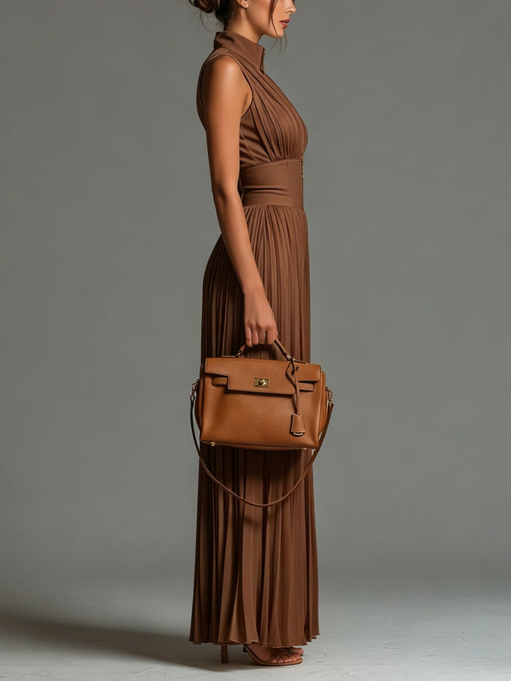 Plissierter Karamell-Jumpsuit für Damen, ärmelloser Einteiler, ideal für elegante Sommer-Outfits.