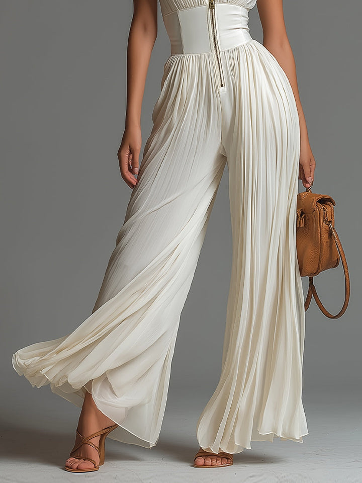 Komfortabler, eleganter weisser Damen-Jumpsuit mit weitem Plissee-Bein und V-Ausschnitt für jede Gelegenheit.