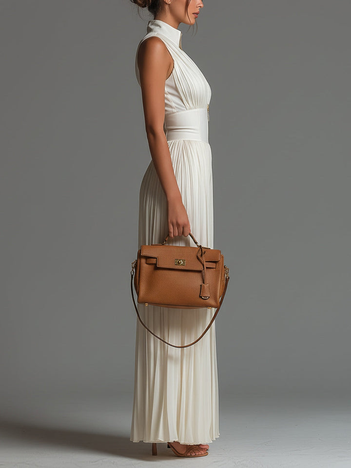 Damen Plissee-Jumpsuit in Weiss, ärmellos mit V-Ausschnitt, perfekt für festliche Anlässe und Freizeit.