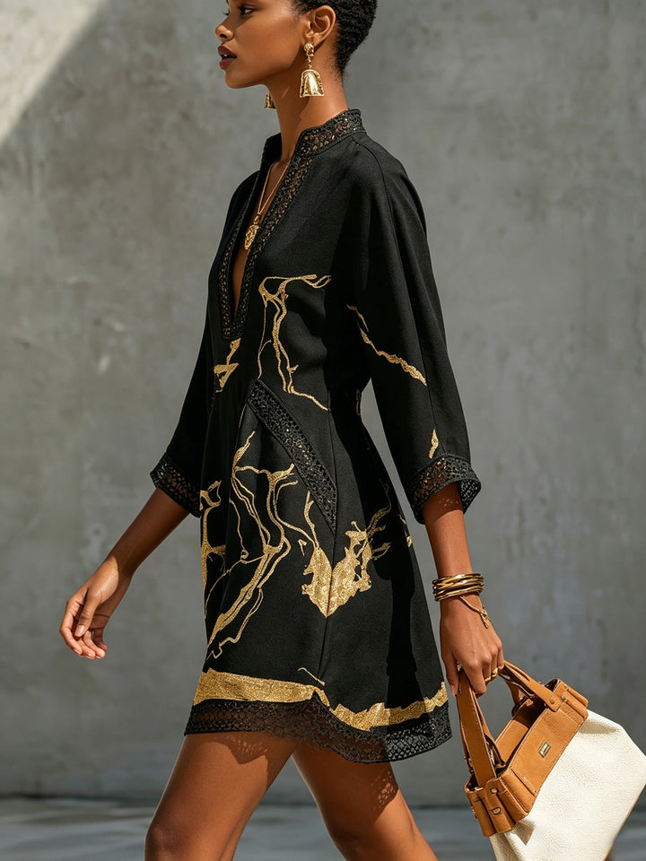 Damen Sommerkleid Schwarz mit exklusivem Gold-Marmorprint, feiner Häkelspitze am V-Ausschnitt & figurfreundlicher A-Linie.