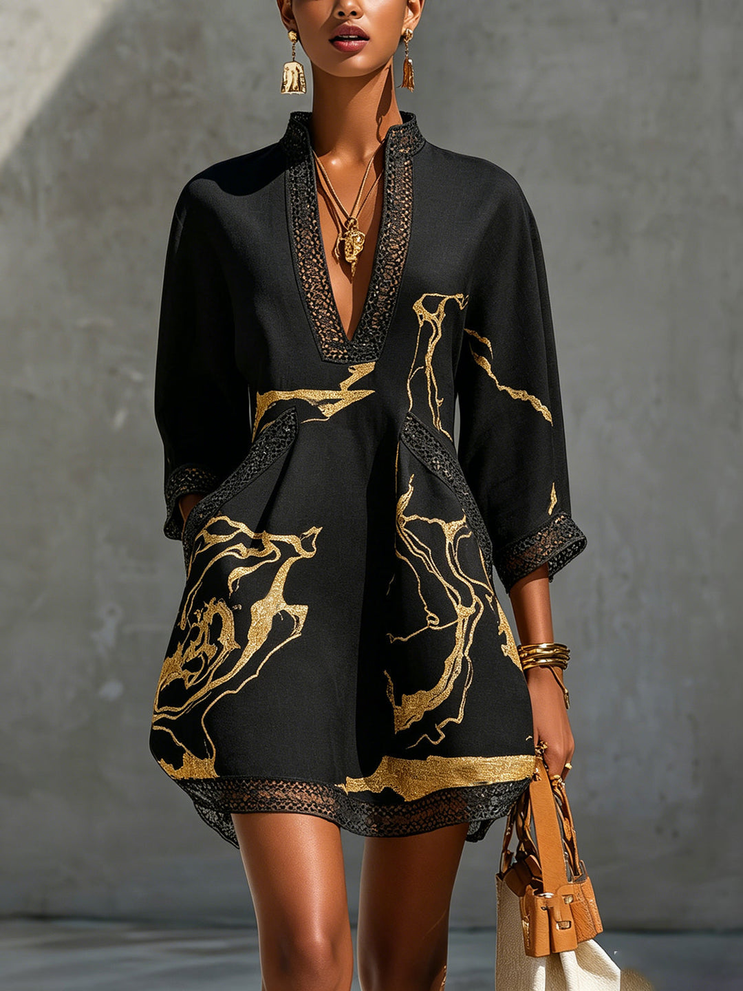 Elegantes schwarzes Damen Mini-Kleid mit luxuriösem goldenem Marmorprint, V-Ausschnitt und zarter Häkelspitze, A-Linie.