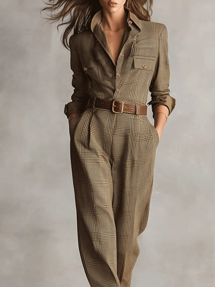 Eleganter Damen Overall in Braun, figurbetont und strukturiert. Perfekt für Tagesmode & Abendmode.