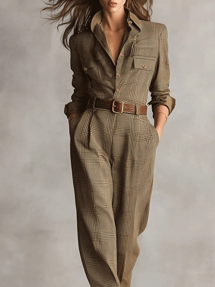 Eleganter Damen Overall in Braun, figurbetont und strukturiert. Perfekt für Tagesmode & Abendmode.