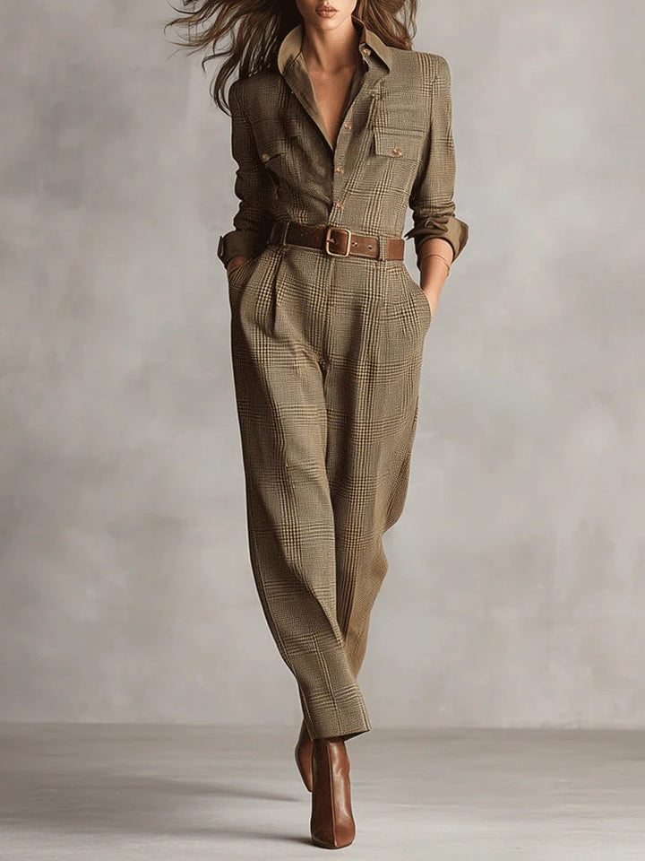 Brauner, figurbetonter Damen Jumpsuit mit Struktur für elegante Anlässe und stilvolle Abendmode.