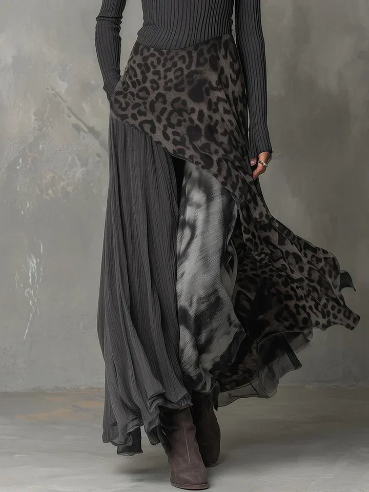 Schickes Langarm Damen Maxikleid mit ausdrucksstarkem Leopardenmuster. Ein elegantes Freizeit- oder Festkleid.