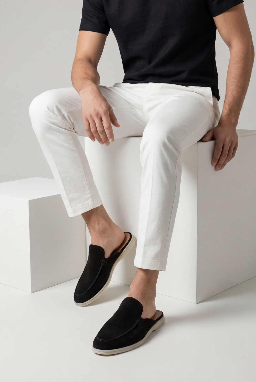 Elegante schwarze Herren Mules. Lässige Slip-On Schuhe mit offener Ferse, stilvoll und bequem für entspannte Tage.