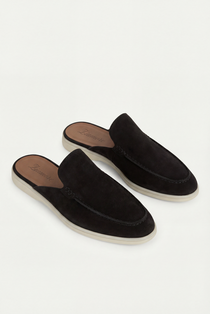 Detailansicht der schwarzen Herren Slip-On Mules. Hochwertige Freizeitschuhe mit offener Ferse für Komfort und Stil.