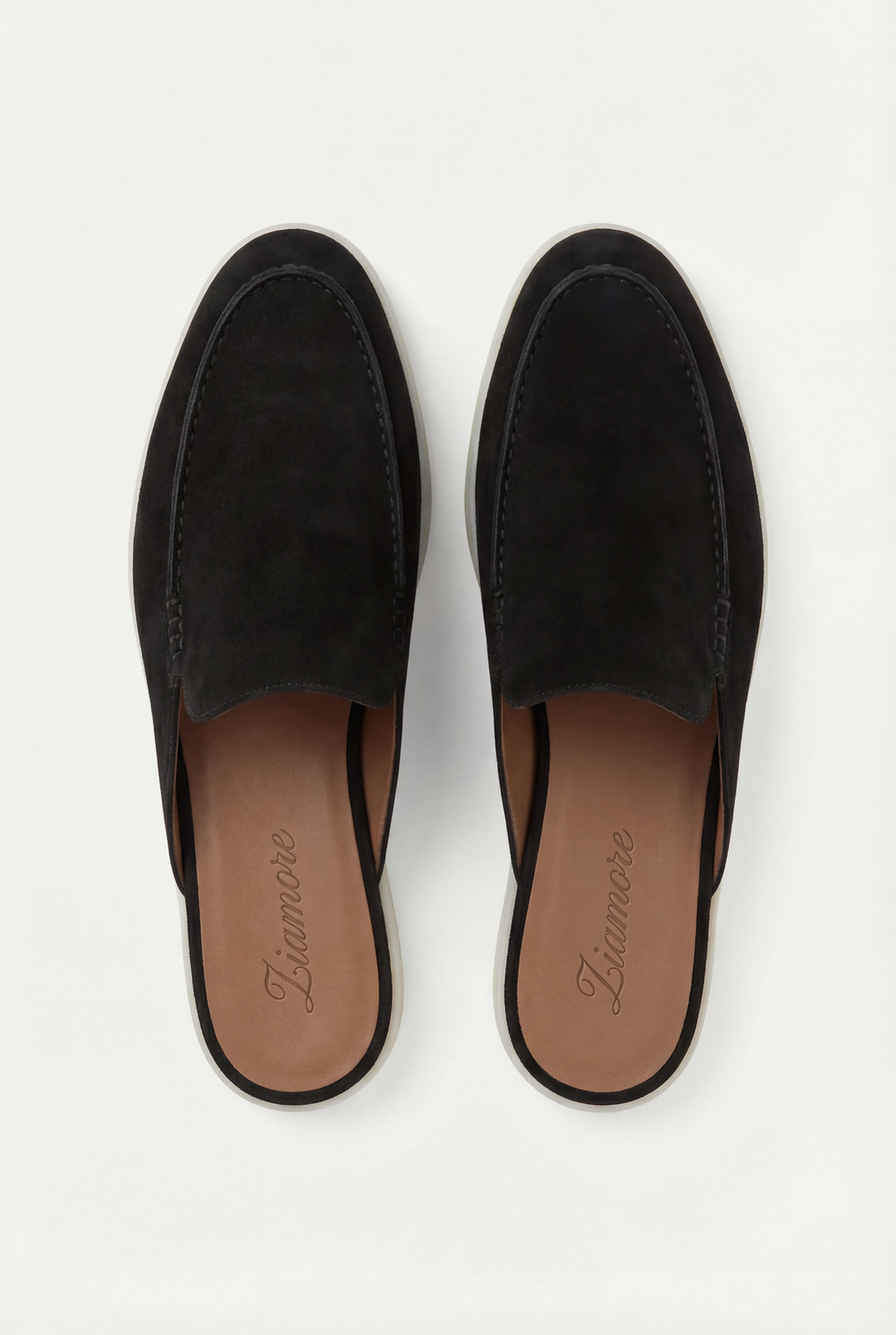 Seitenansicht der schwarzen Herren Slip-On Mules. Komfortable Freizeitschuhe mit offener Ferse für den täglichen Gebrauch.