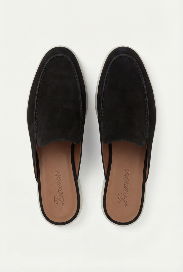 Seitenansicht der schwarzen Herren Slip-On Mules. Komfortable Freizeitschuhe mit offener Ferse für den täglichen Gebrauch.