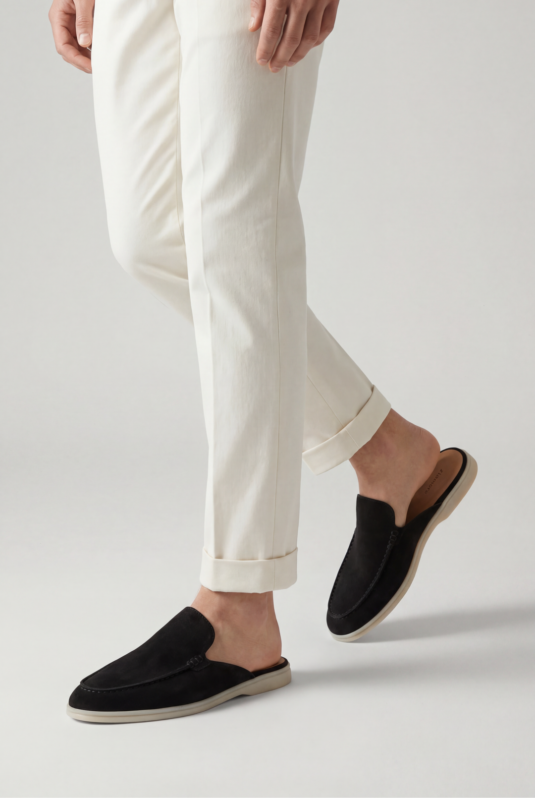 Draufsicht auf die schwarzen Herren Mules. Lässige Slip-On Slipper für Herren, die Komfort und Stil schätzen.