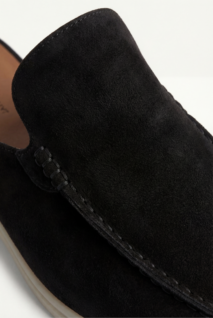 Schwarze Herren Slip-On Mules als ideale Sommerschuhe. Offene Fersendesign für maximale Bequemlichkeit und lässigen Stil.