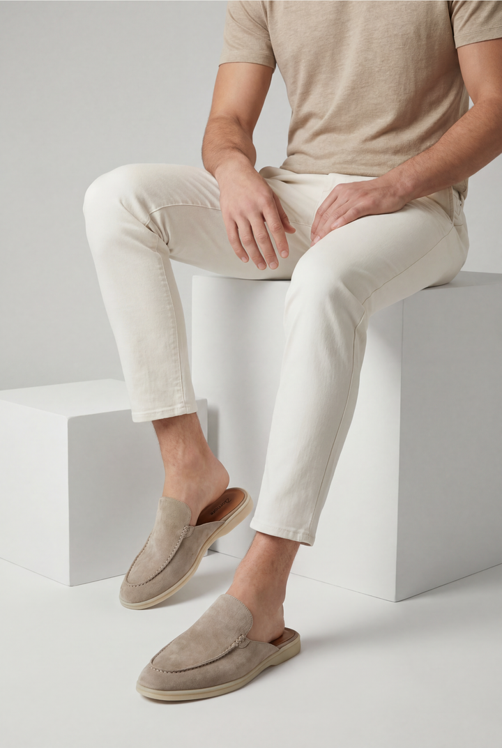 Grauer Herren Mule: Leichter Freizeitschuh zum einfachen An- und Ausziehen, ideal für den Sommer.