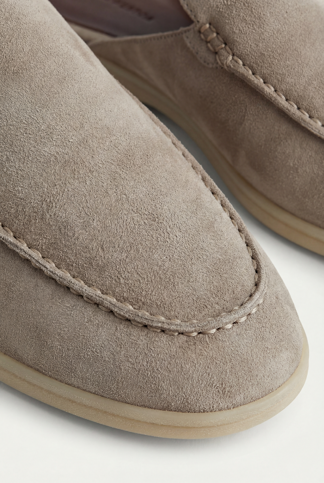Graue Herren Komfort Mule: Stylischer Freizeitschuh für Herren, leicht an- und auszuziehen.