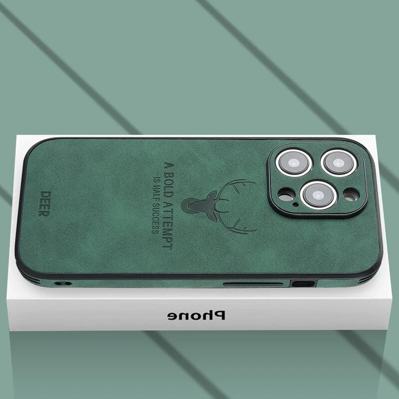 Farbenfrohe Wildleder iPhone Hülle, luxuriös, mit robustem Kameraschutz und weichem Griff.