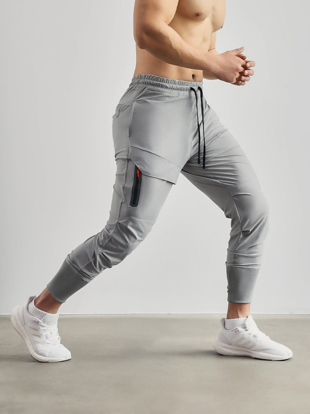 Nahaufnahme des Materials der Herren Stretch-Hose, zeigt die weiche, flexible Textur für Komfort.