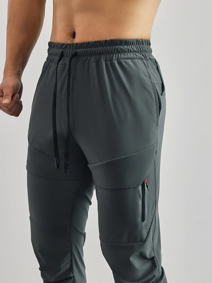 Mann in Stretch-Sporthose dehnt sich beim Training, demonstriert die hohe Flexibilität & Bewegungsfreiheit.
