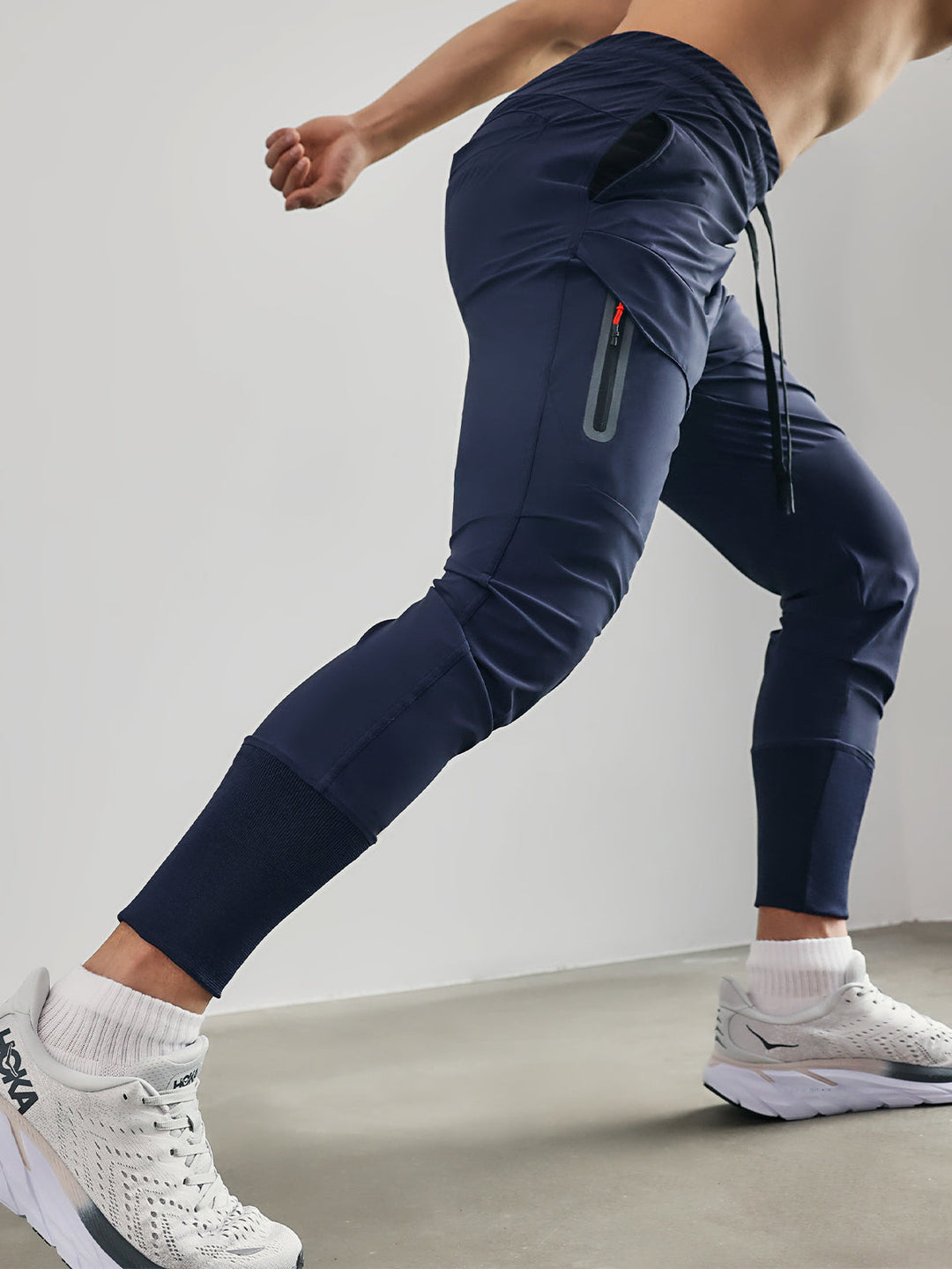 Detailaufnahme des elastischen Bundes der Herren Athletikhose, garantiert optimalen Halt & Komfort.
