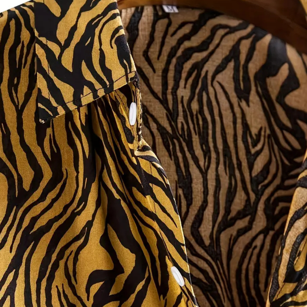 Hochwertiges Unisex Tigerprint-Hemd mit Knopfverschluss, ideal als stilvolles Kurzarm-Sommerhemd für Trends.