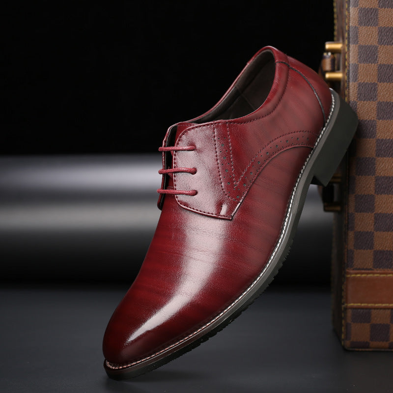 Edle Herren Lederschnürschuhe mit prägnanten Brogue-Details, ein stilvolles Must-have für Männer.