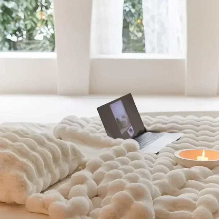 Ultimative Kuscheldecke für Entspannung. Extra warme Plüschdecke, weich und gemütlich für alle Jahreszeiten.
