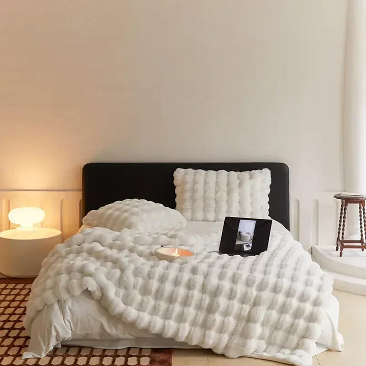Elegante Fleecedecke, warm und weich. Eine stilvolle Kuscheldecke, die jedes Wohnzimmer aufwertet.