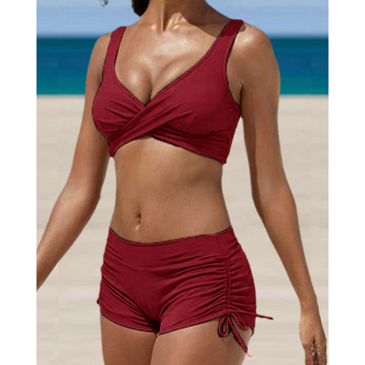 Eleganter Damen Bikini mit geraffter Hose & bequemem Oberteil. Stylische Bademode für den Urlaub.