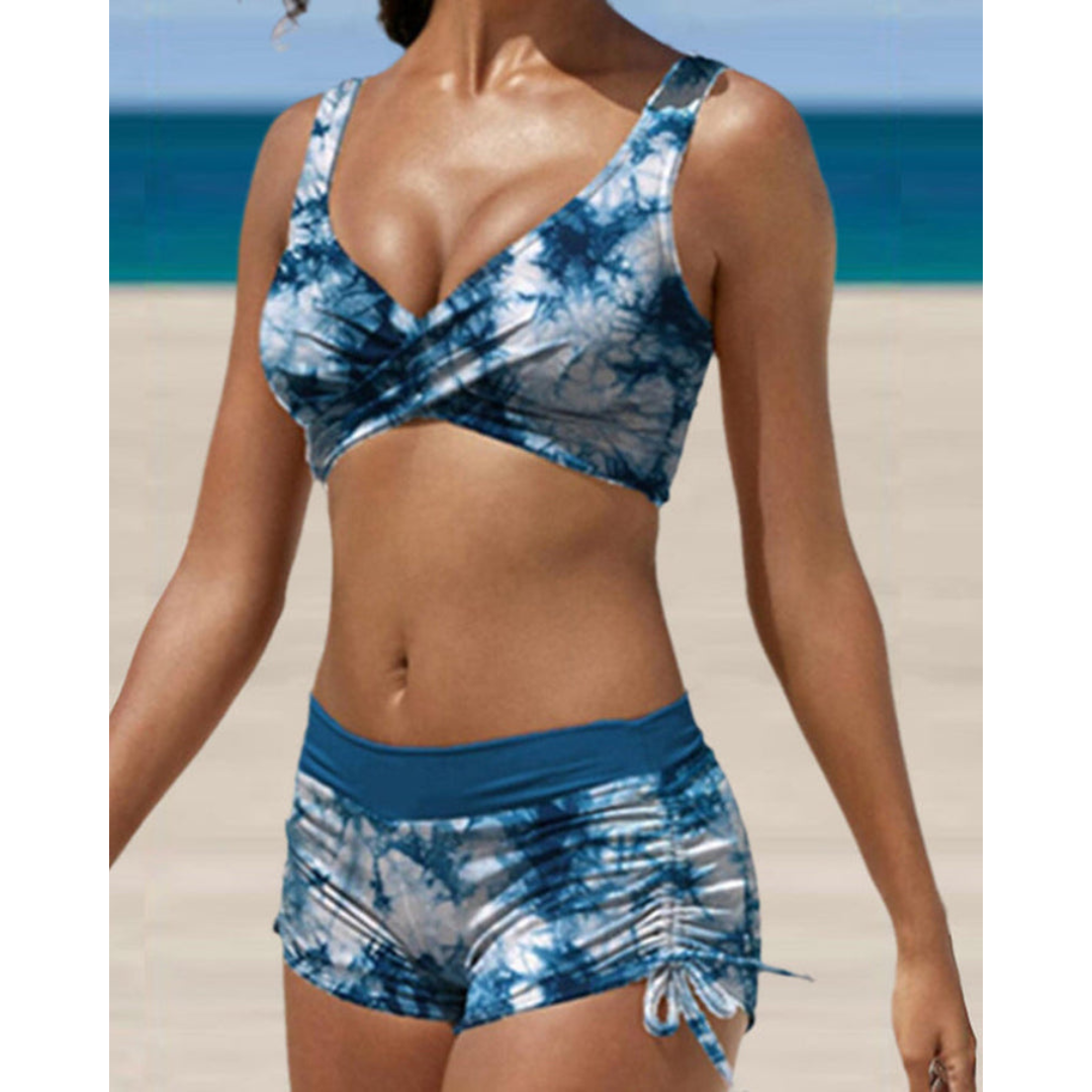 Sommerlicher Damen Bikini, zweiteilig. Überkreuz-Oberteil & geraffte Hose für Pool & Strand. Trendige Bademode.