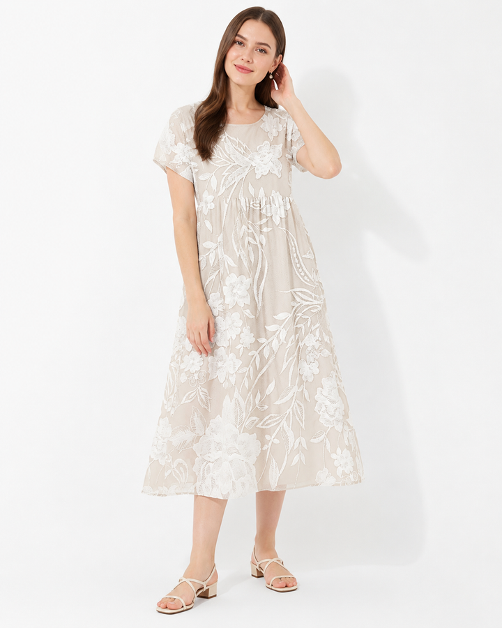 Elegantes weißes Damen Rundhalskleid in A-Linie, knielang, perfekt für Sommer und Freizeit. Komfortabler Stoff.