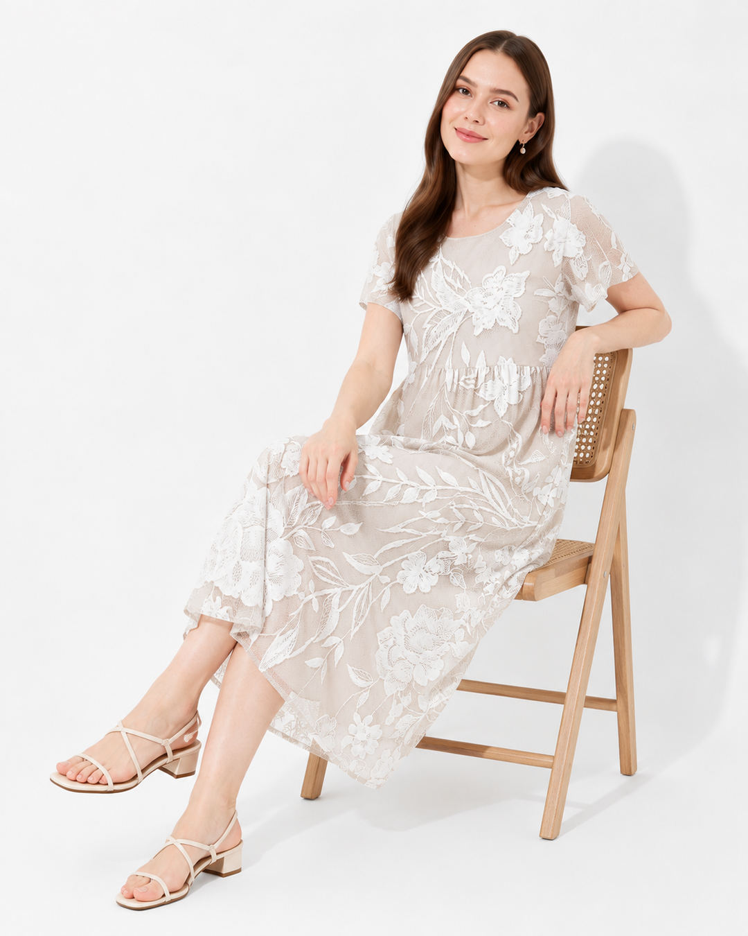 Zeitloses weißes Damen-Sommerkleid mit Rundhals und kurzen Ärmeln, A-Linie, bequem für jeden Tag.