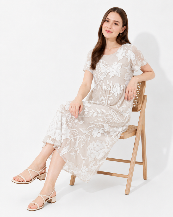 Zeitloses weißes Damen-Sommerkleid mit Rundhals und kurzen Ärmeln, A-Linie, bequem für jeden Tag.