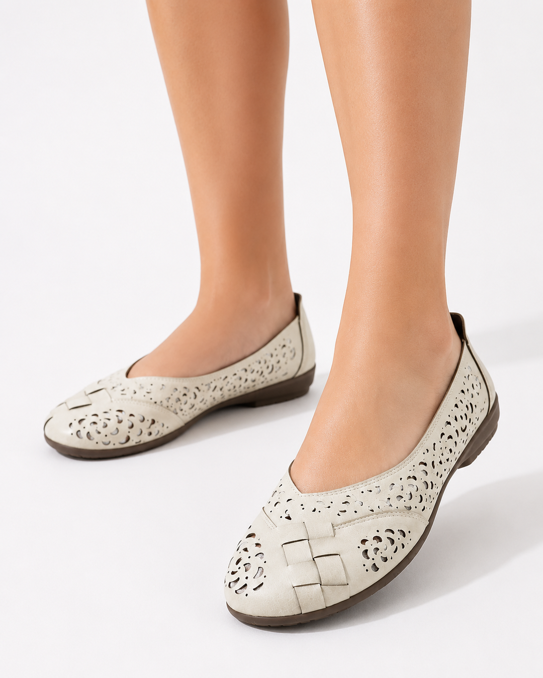 Damen perforierte Slip-On-Ballerinas in Weiß für luftigen Komfort. Atmungsaktive Freizeitschuhe.