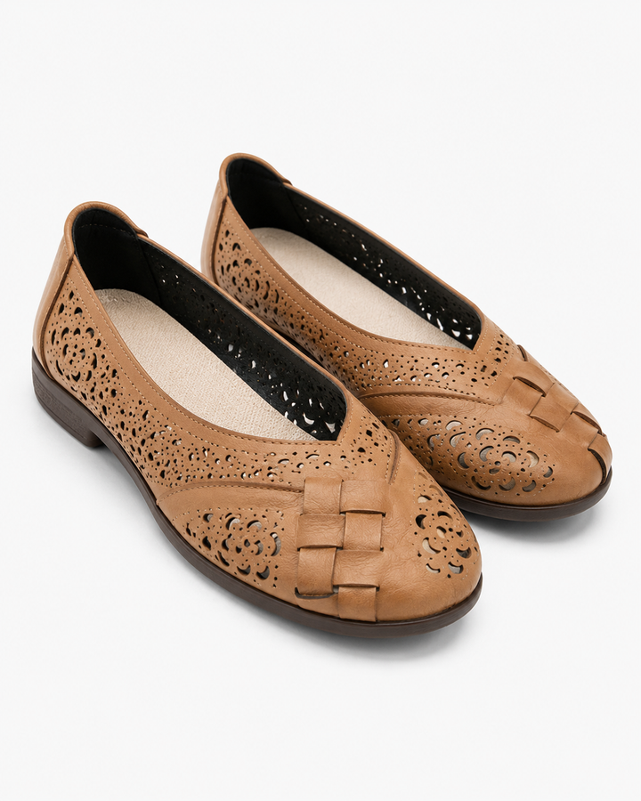 Elegante Damen Perforierte Ballerinas in Weiß. Flache Slip-On-Schuhe für luftigen Komfort im Sommer.