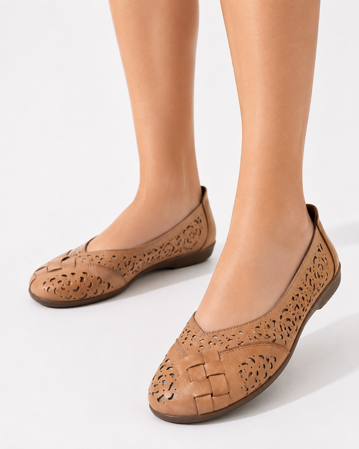Atmungsaktive perforierte Damen Slip-On-Ballerinas in Braun. Bequeme Komfortschuhe für den Alltag.