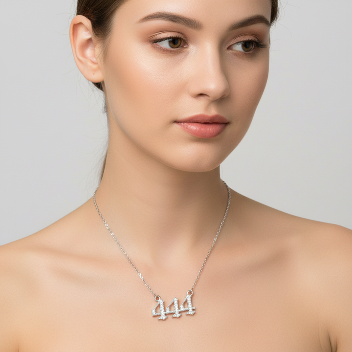 Glänzende Edelstahl-Halskette für Damen mit Zirkonia-Engelszahlen Anhänger.