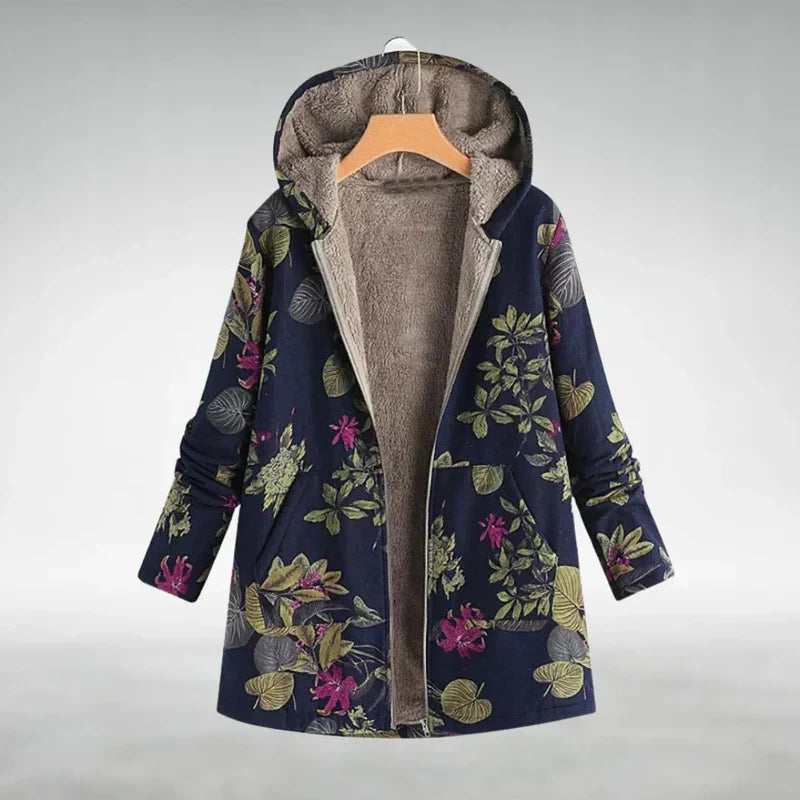 Kuschelige Damen Kapuzenjacke mit lebhaftem Blumenmuster. Perfekt für stilvolle Herbst- & Wintermode.