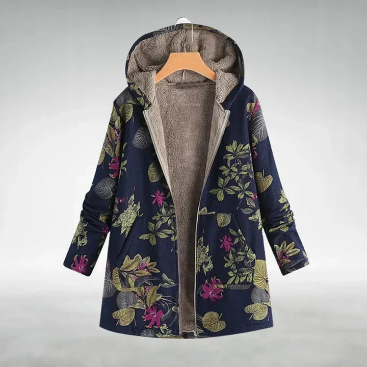 Kuschelige Damen Kapuzenjacke mit lebhaftem Blumenmuster. Perfekt für stilvolle Herbst- & Wintermode.