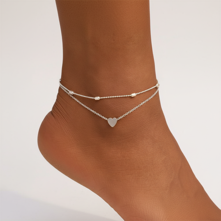 Goldenes Damen Fußkettchen mit doppelter Kette und Herzen. Elegantes, verstellbares Sommer-Accessoire.