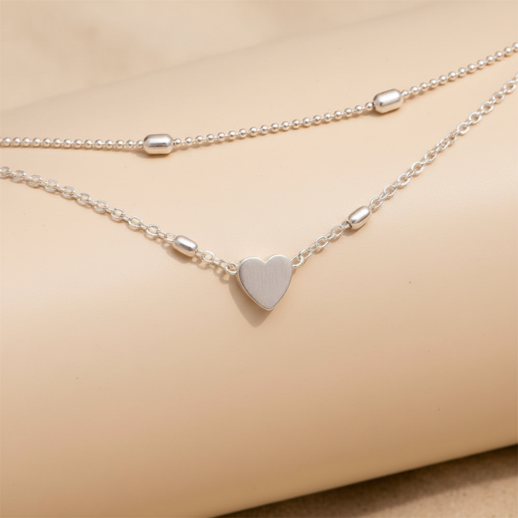 Modernes Damen Fußkettchen, zweifache Kette mit Herzanhängern. Stilvoller, verstellbarer Schmuck.