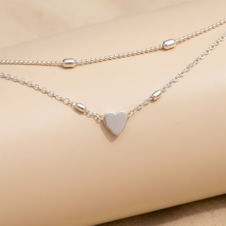 Modernes Damen Fußkettchen, zweifache Kette mit Herzanhängern. Stilvoller, verstellbarer Schmuck.